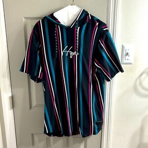 Multicolored shirt with hood on it, size XL